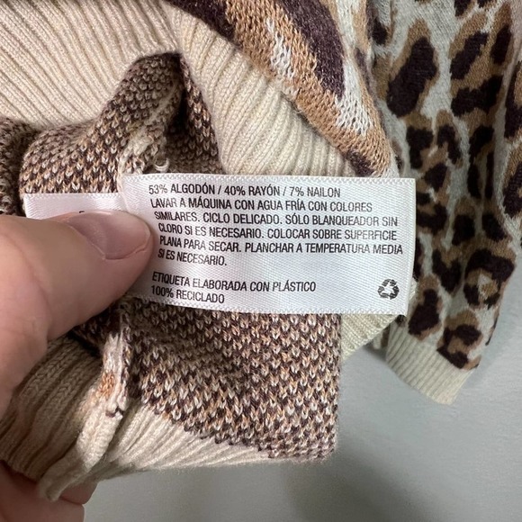 Soft Cheetah Leopard Print Crewneck Sweater Medium - Picture 8 of 8